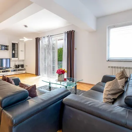 5 Bedroom Pet Friendly In Rukavac