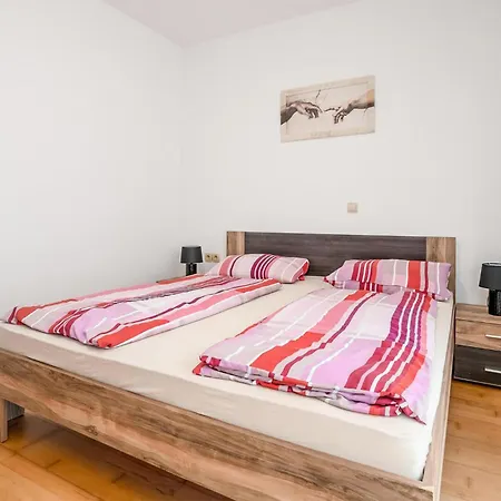 5 Bedroom Pet Friendly In Rukavac *