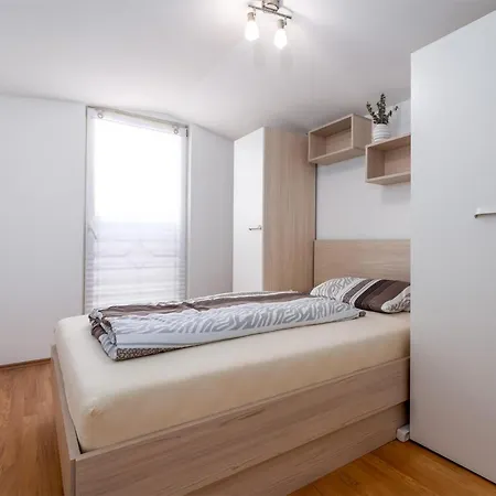 5 Bedroom Pet Friendly In Rukavac
